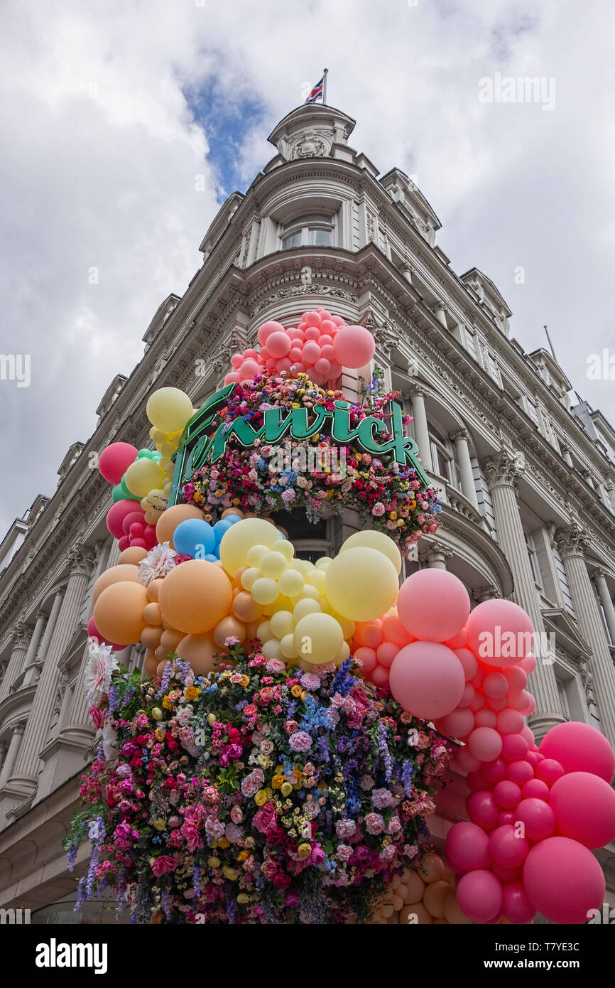 Fenwick of Bond Street London flower and balloon decorations outside the entrance Stock Photo