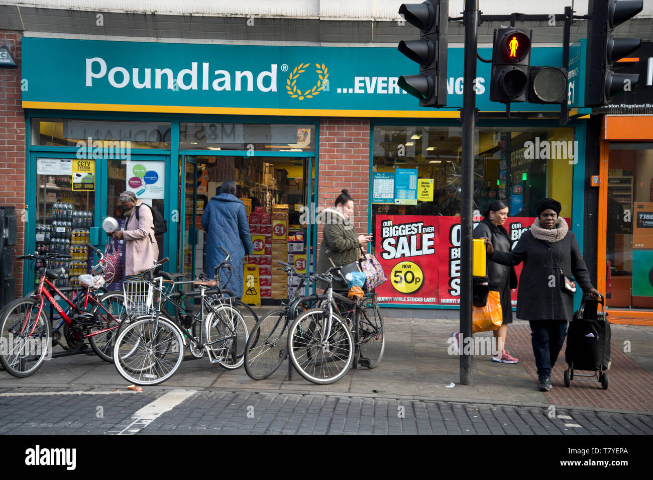 Kingsland Road, Hackney. Poundland. Stock Photo