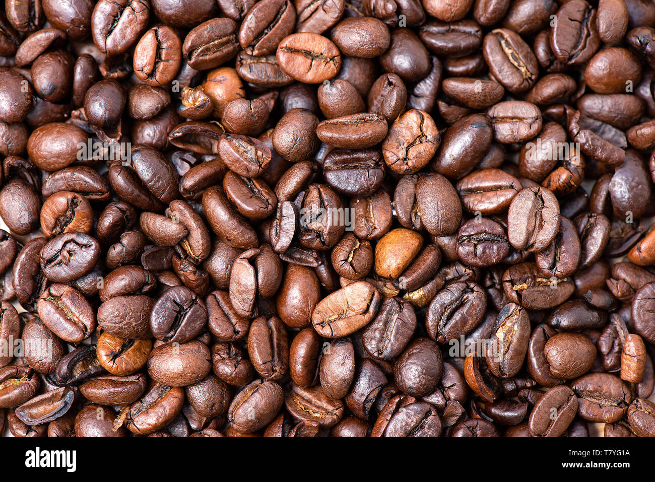 Dark brown roasted coffee bean background Stock Photo - Alamy