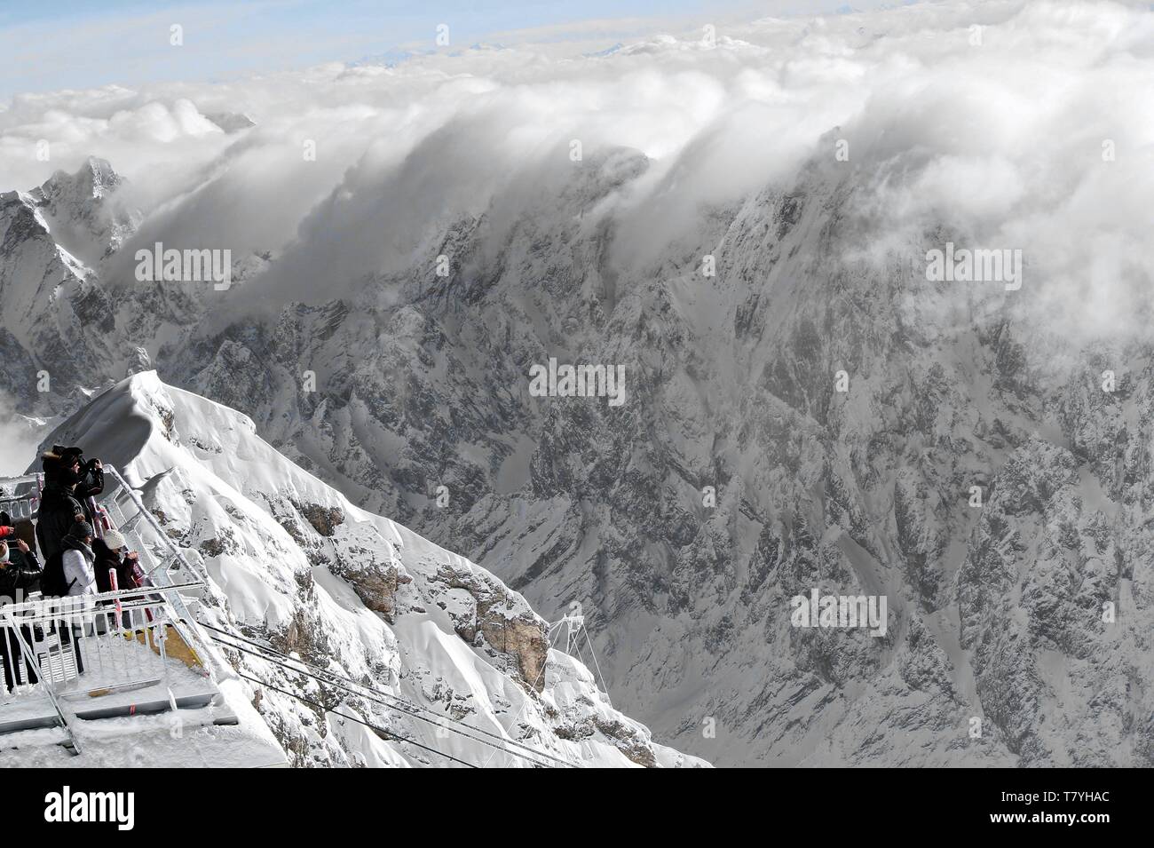 Blick von der Zugspitze auf das winterliche Alpenpanorama Stock Photo