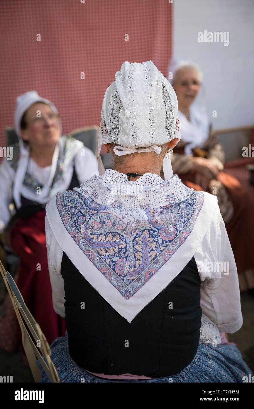 France, Drome, Drome provencale, Ferrassieres, the lavender festival in  Ferrassieres, women wearing a traditional costume consisting of a lace  headdress and a scarf on the shoulders Stock Photo - Alamy