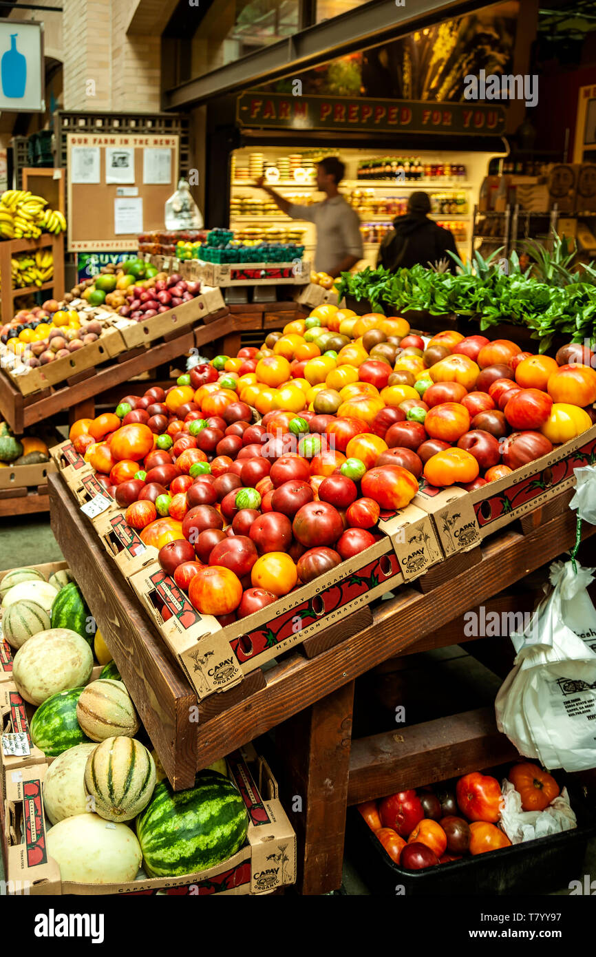 https://c8.alamy.com/comp/T7YY97/fruit-and-vegetables-stand-and-shoppers-ferry-terminal-market-san-francisco-california-usa-T7YY97.jpg