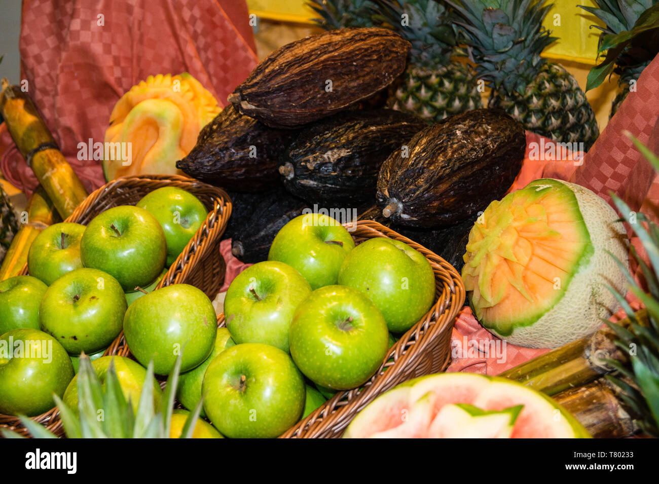 Papaya and other fruits on a market Stock Photo Alamy