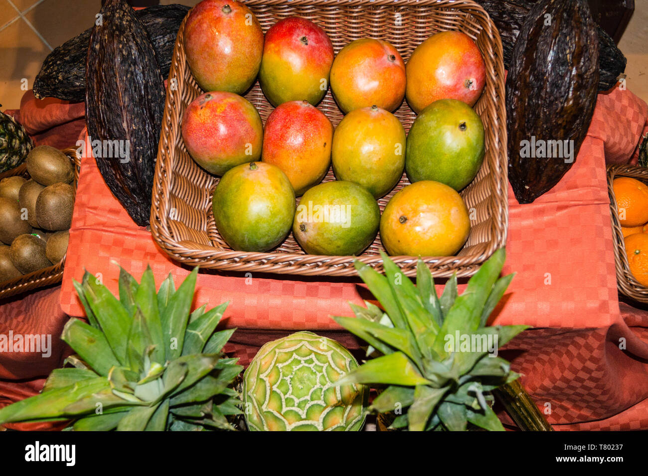 Papaya and other fruits on a market Stock Photo Alamy