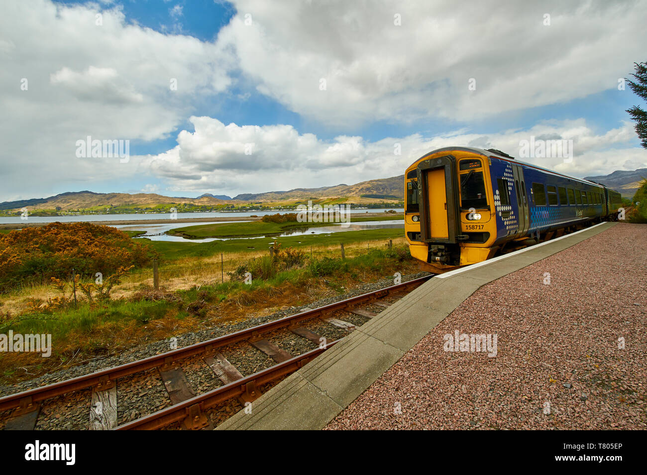 SCOTRAIL KYLE LINE INVERNESS TO KYLE OF LOCHALSH SCOTLAND A TRAIN AT ATTADALE STATION  LOCH CARRON IN THE DISTANCE Stock Photo