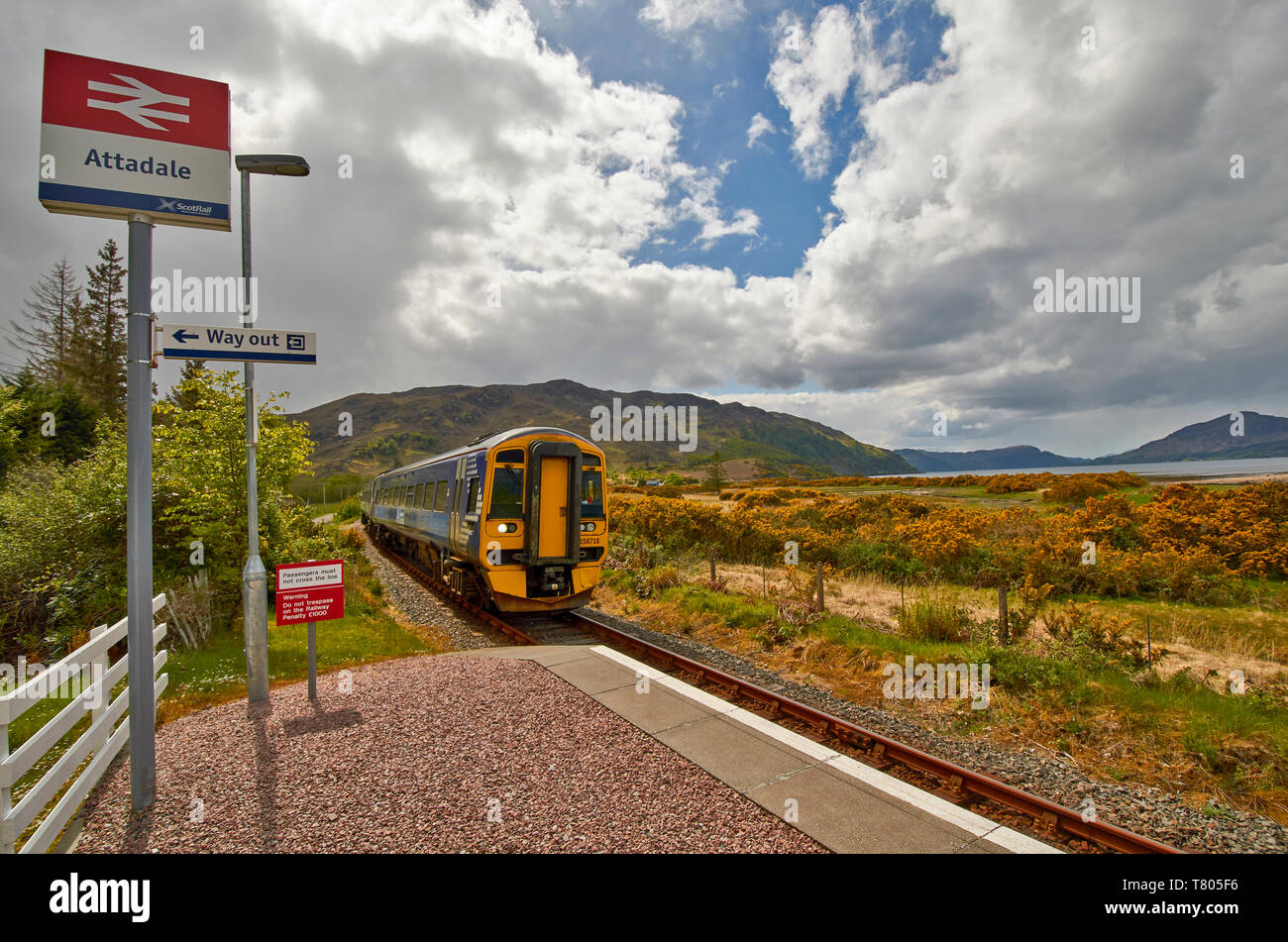 SCOTRAIL KYLE LINE INVERNESS TO KYLE OF LOCHALSH SCOTLAND ATTADALE STATION TRAIN APPROACHING FROM KYLE OF LOCHALSH Stock Photo