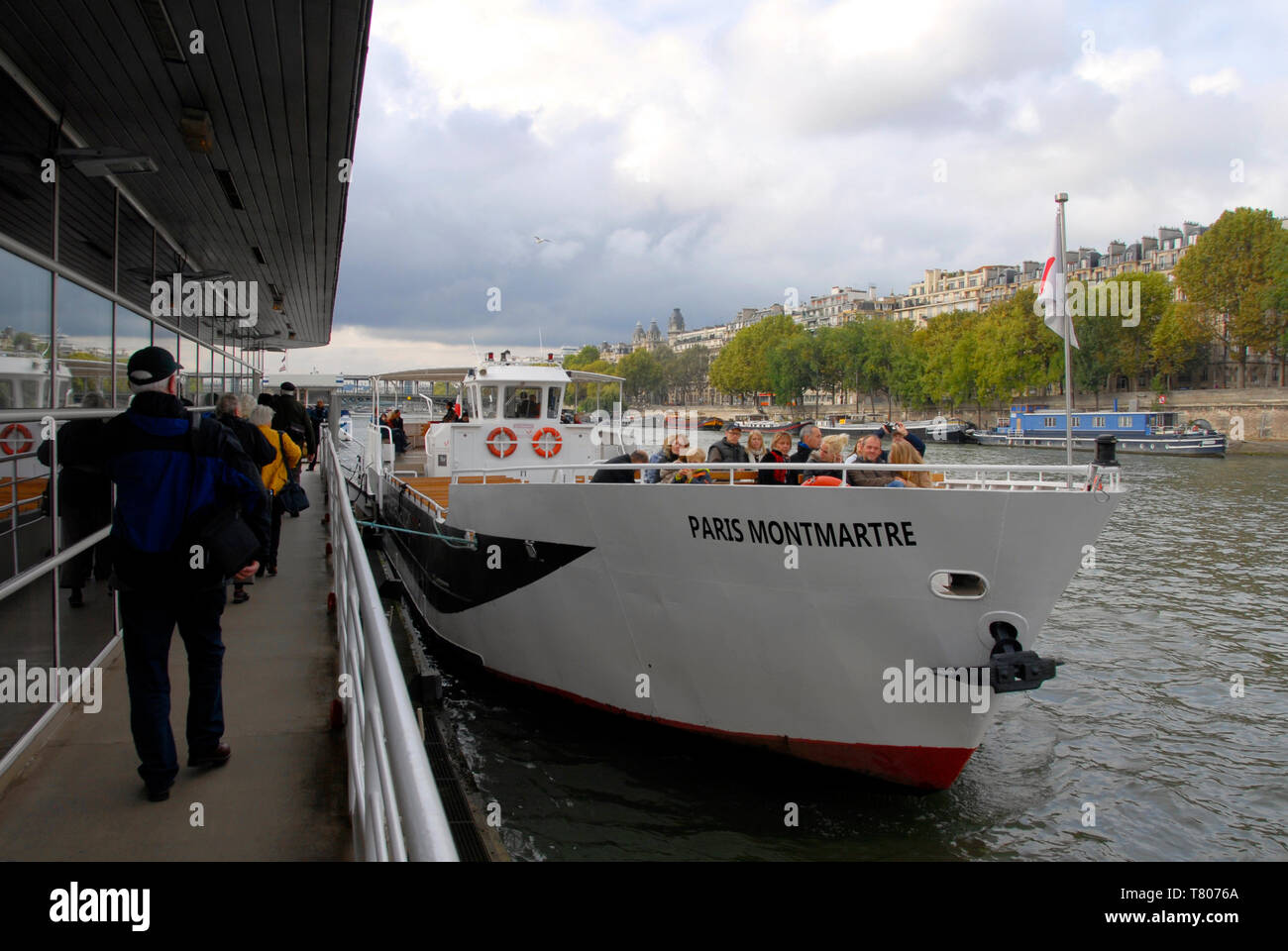 Passenfers embarking the 'Paris Monmartre' vessel for a boat trip on the river Seine, Paris, France Stock Photo