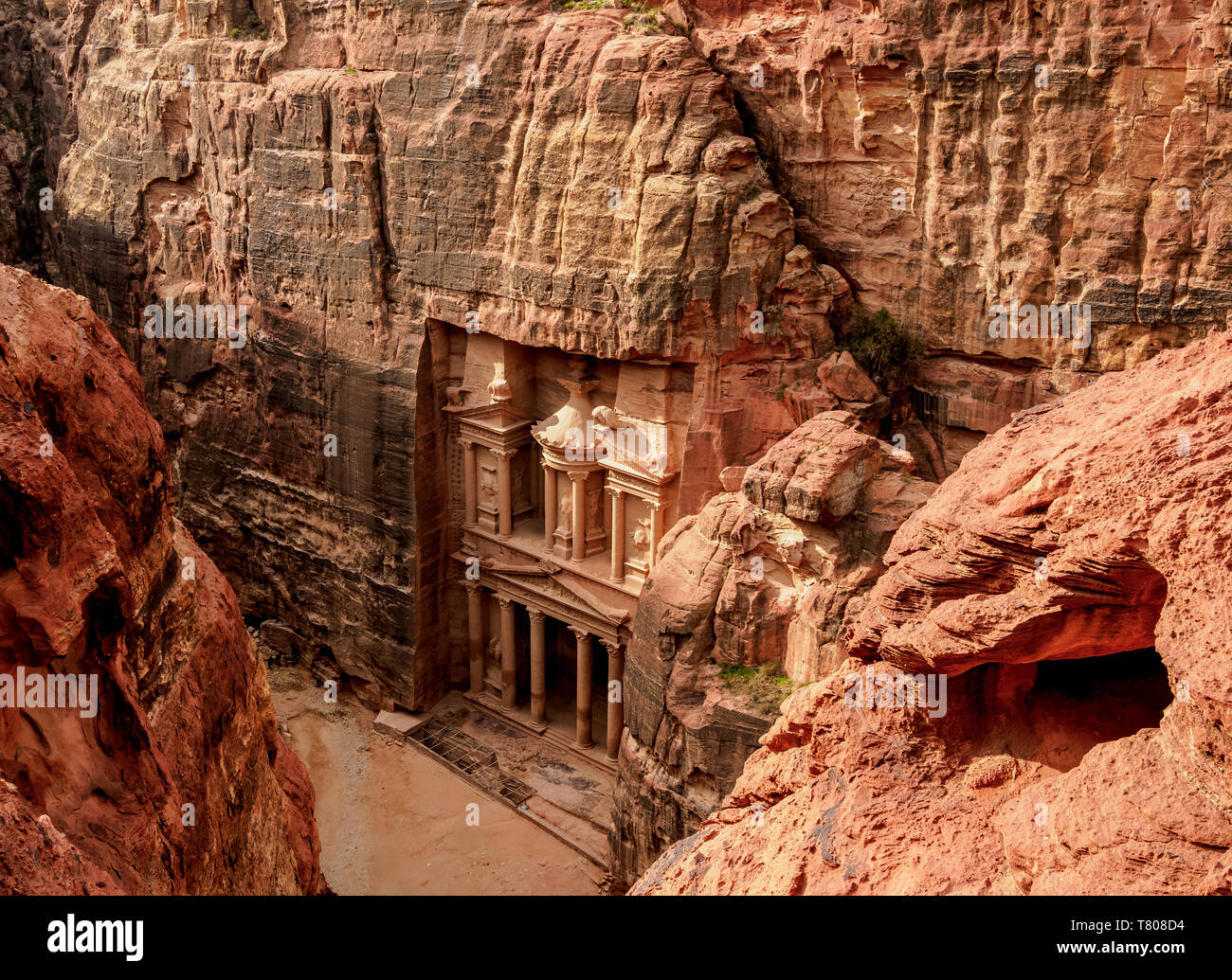 The Treasury (Al-Khazneh), elevated view, Petra, UNESCO World Heritage Site, Ma'an Governorate, Jordan, Middle East Stock Photo