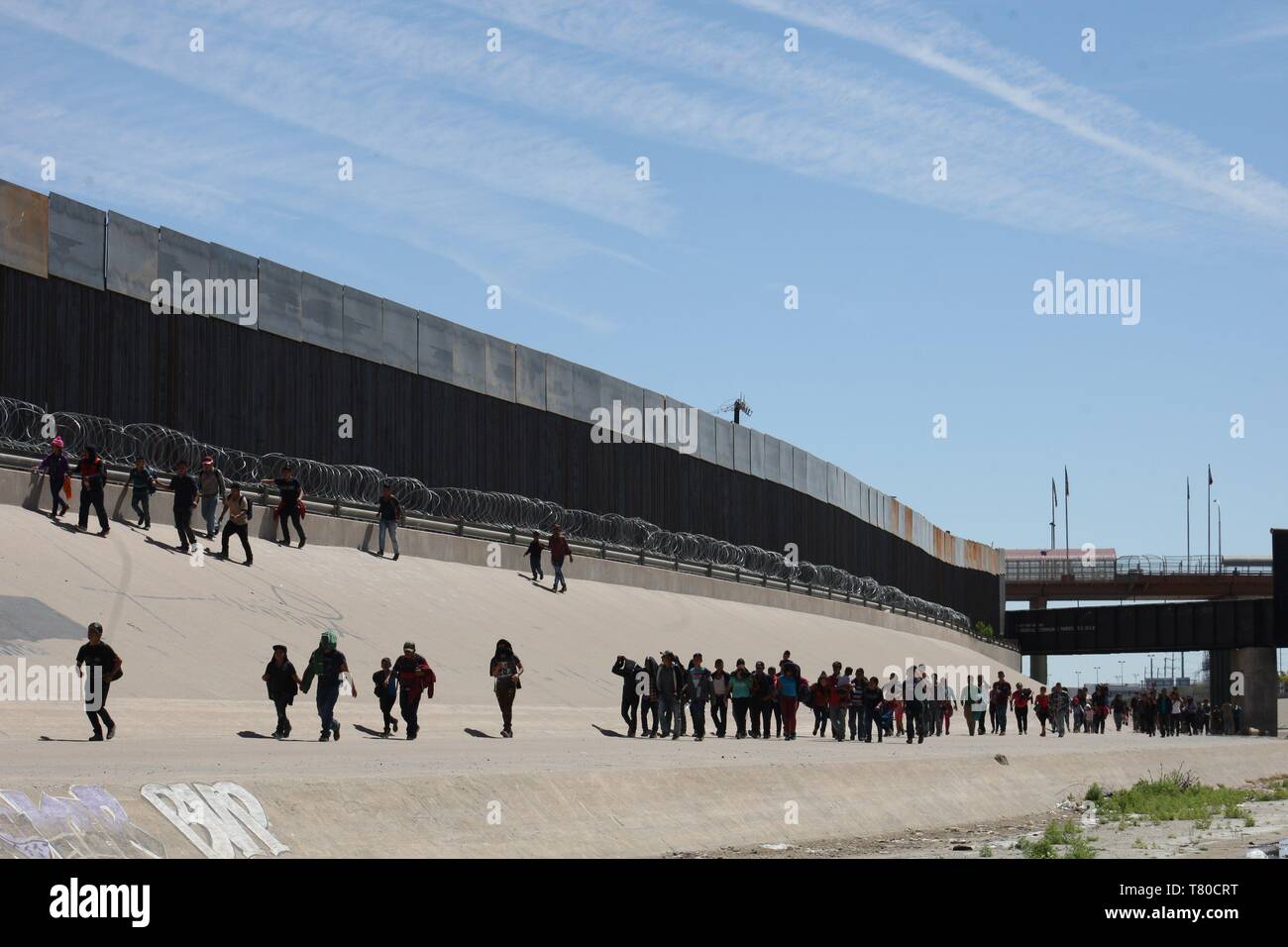 Some of a group of 500 Central American migrants walk at the Rio Bravo, in Ciudad Juarez, Chihuahua, Mexico, 09 May 2019, to cross the border to the United States and turn themselves to the border police. EFE/ David Peinado Stock Photo