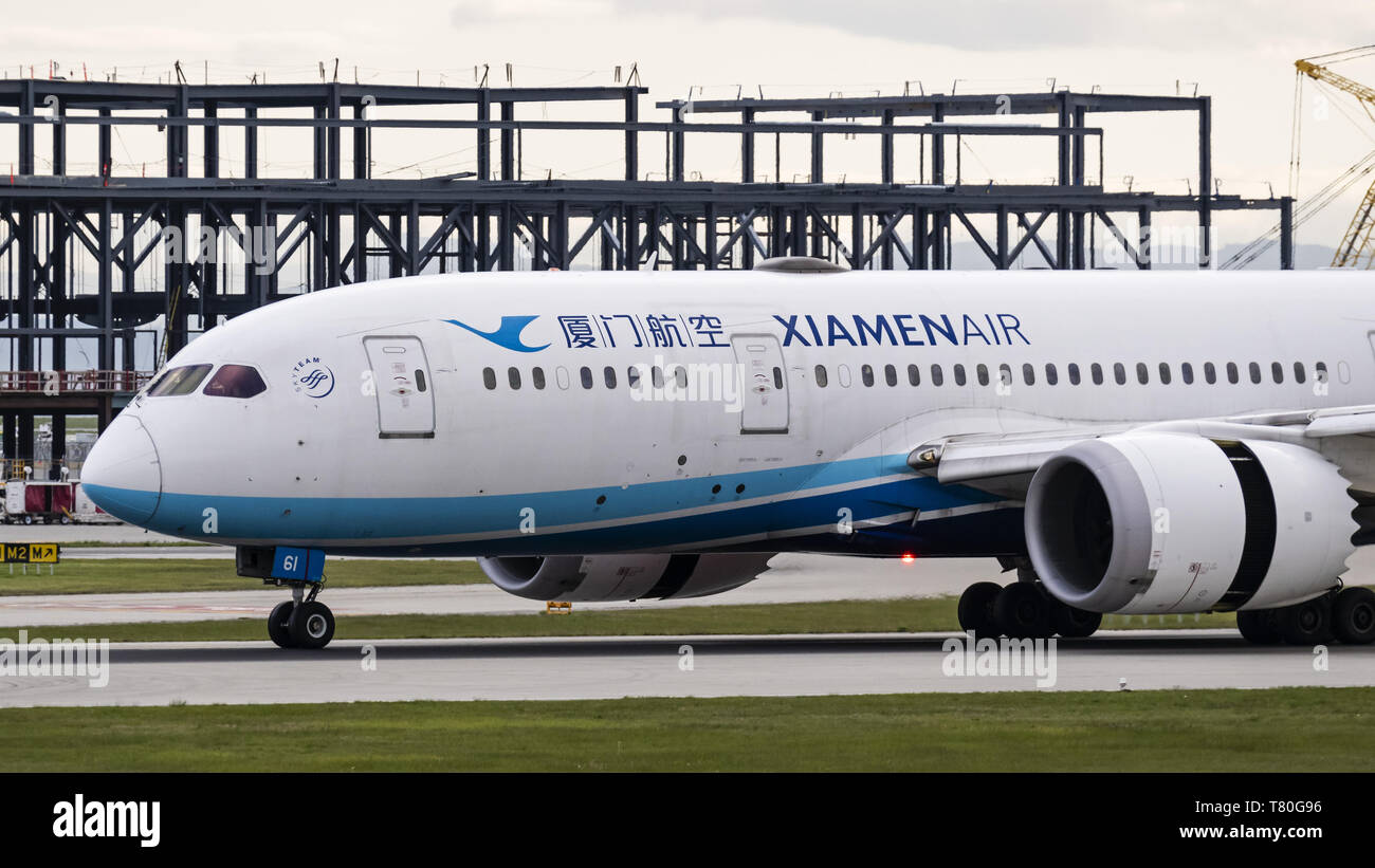 Richmond, British Columbia, Canada. 2nd May, 2019. A XiamenAir (Xiamen Airlines) Boeing 787-8 Dreamliner (B-2761) wide-body jet airliner landing at Vancouver International Airport, May 2, 2019. In the background: construction contiues on the airport's international terminal expansion. Credit: Bayne Stanley/ZUMA Wire/Alamy Live News Stock Photo