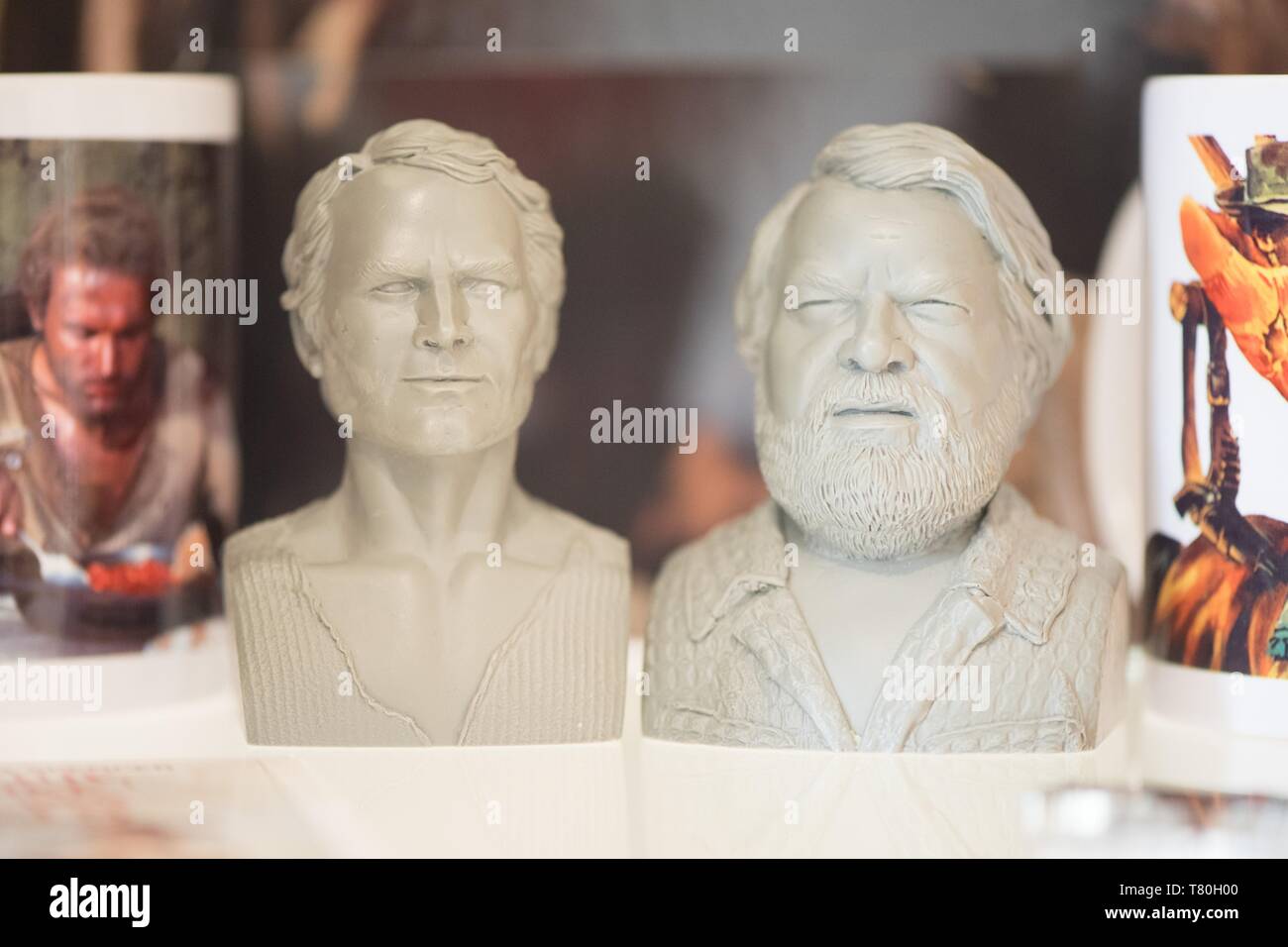 Lommatzsch, Germany. 09th May, 2019. Two busts of the actors Terence Hill (l) and Bud Spencer stand in a showcase in the Terence Hill Museum. The museum in honour of the actor whose real name is Mario Girotti will be opened on 11 May 2019 in the town of 5000 inhabitants. Credit: Sebastian Kahnert/dpa-Zentralbild/dpa/Alamy Live News Stock Photo