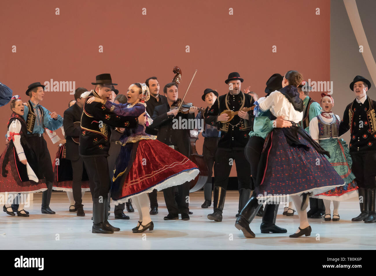 (190510) -- BUDAPEST, May 10, 2019 (Xinhua) -- Members of the Hungarian State Folk Ensemble perform during a dress rehearsal of their new production 'The Thousand Faces of the Southern Land' in Budapest, Hungary, May 9, 2019. (Xinhua/Attila Volgyi) Stock Photo