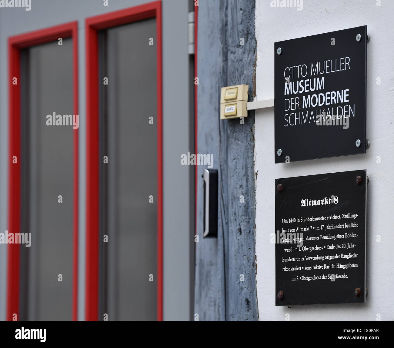 10 May 2019, Thuringia, Schmalkalden: A sign hangs next to the door of the Otto Mueller Museum der Moderne in Schmalkalden. The museum was set up in a restored half-timbered house on Schmalkalder Altmarkt. Large parts of the work of the German expressionist Otto Müller are shown on two floors. The museum opens on 11 May. Photo: Martin Schutt/dpa-Zentralbild/dpa Stock Photo