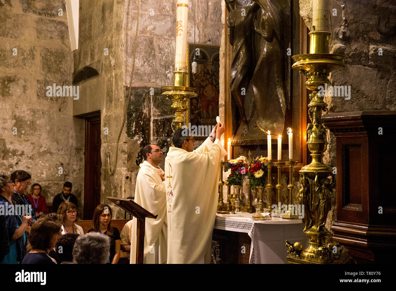 Catholic pilgrims worshipping at the Church of the Holy Sepulchre, Jerusalem, Israel, Middle East Stock Photo