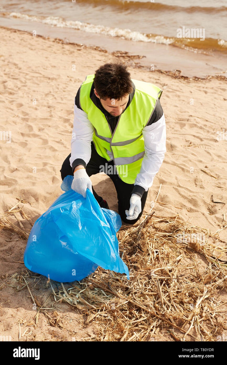 Volunteering man hi-res stock photography and images - Alamy