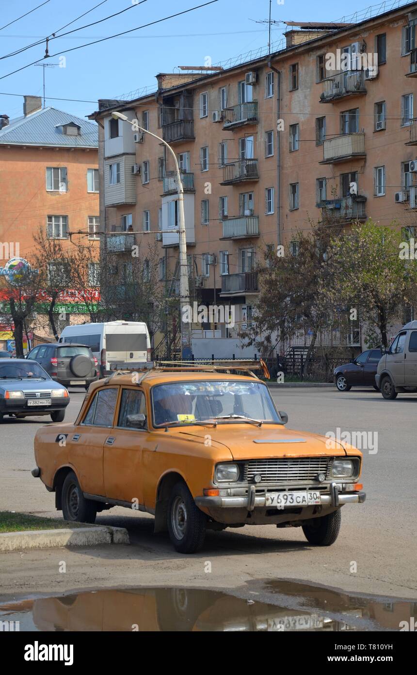 Astrachan, Stadt an der Volga in Südrussland: altes Auto vor Wohnblock Stock Photo