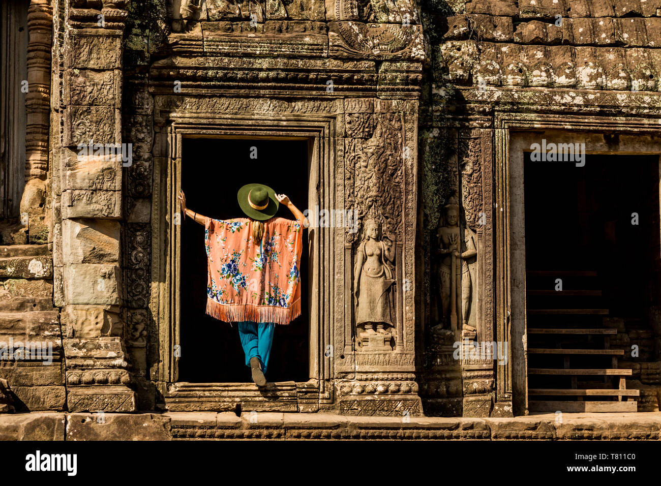 American woman tourist at Angkor Wat temples, Angkor, UNESCO World Heritage Site, Siem Reap, Cambodia, Indochina, Southeast Asia, Asia Stock Photo