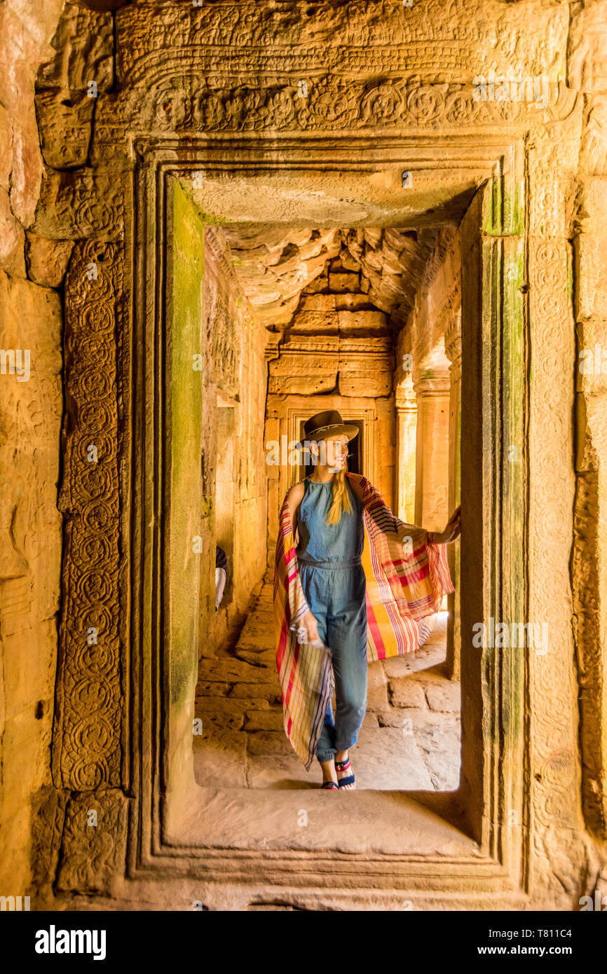 Woman tourist at Angkor Wat, Angkor, UNESCO World Heritage Site, Siem Reap, Cambodia, Indochina, Southeast Asia, Asia Stock Photo