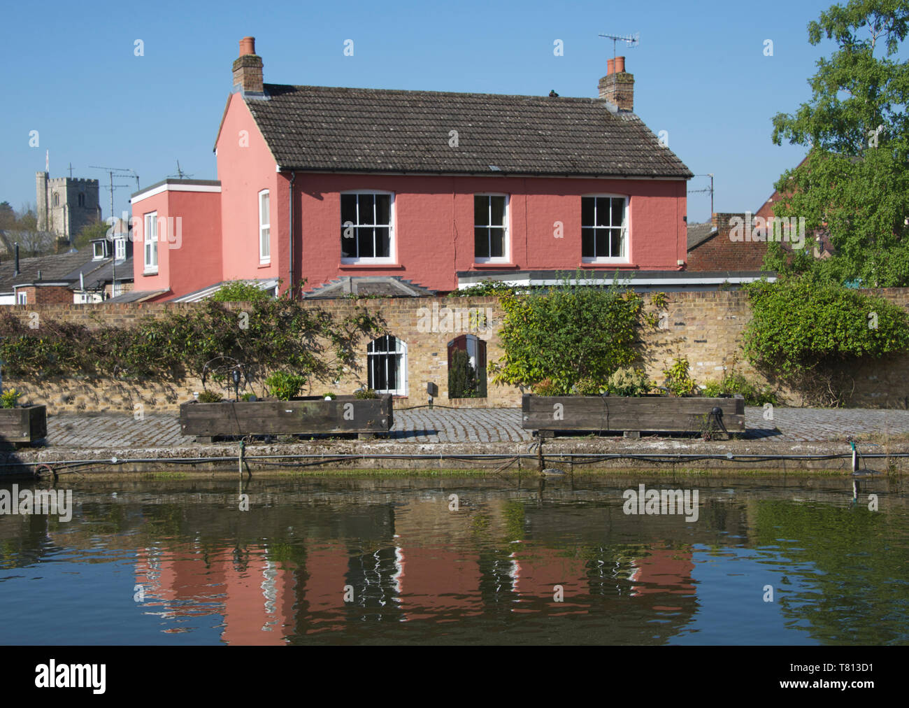 Canalside house Grand Union Canal Berkhamsted Hertfordshire England Stock Photo Alamy