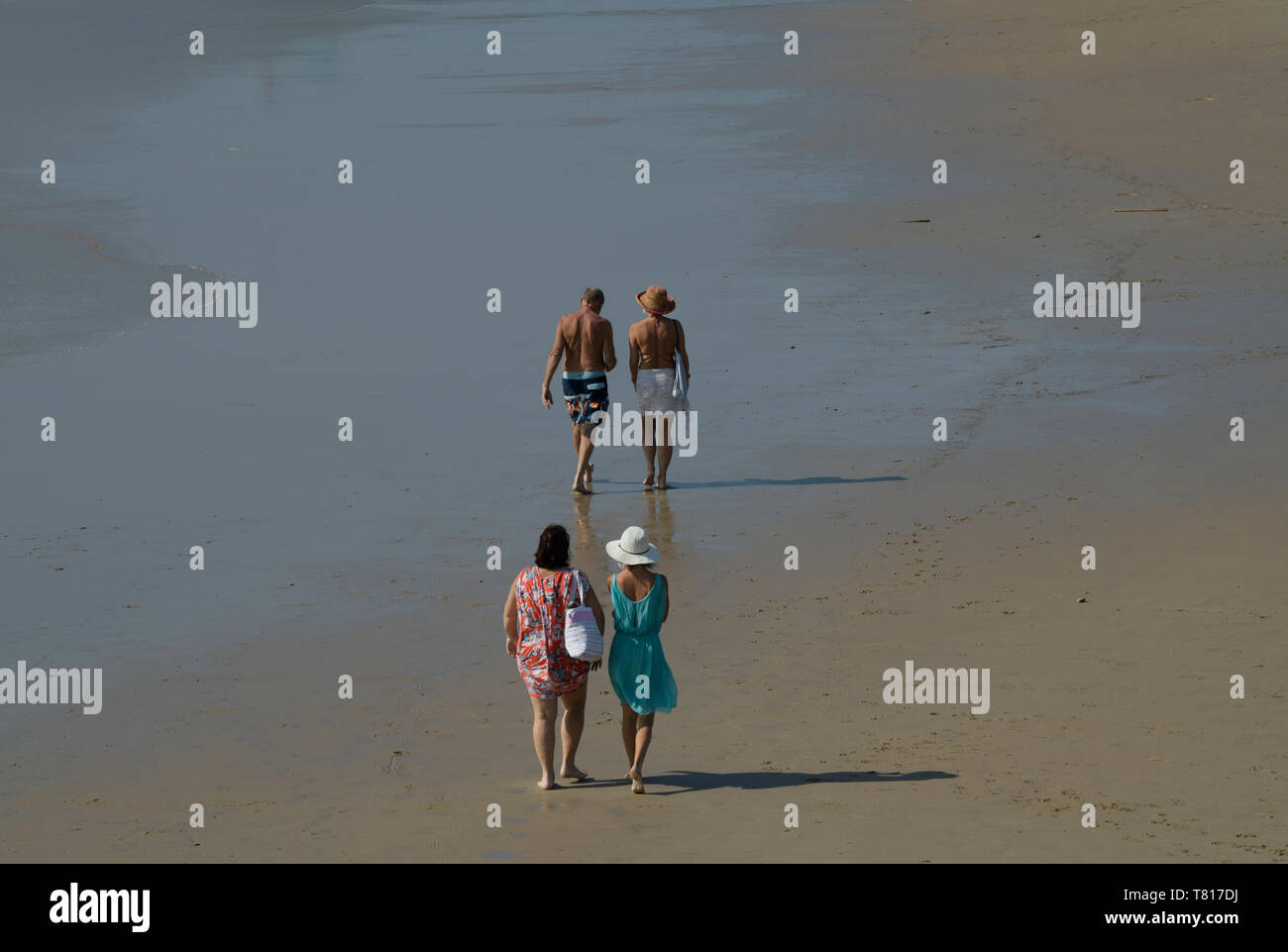 Older couples walking on beach hi-res stock photography and images - Alamy