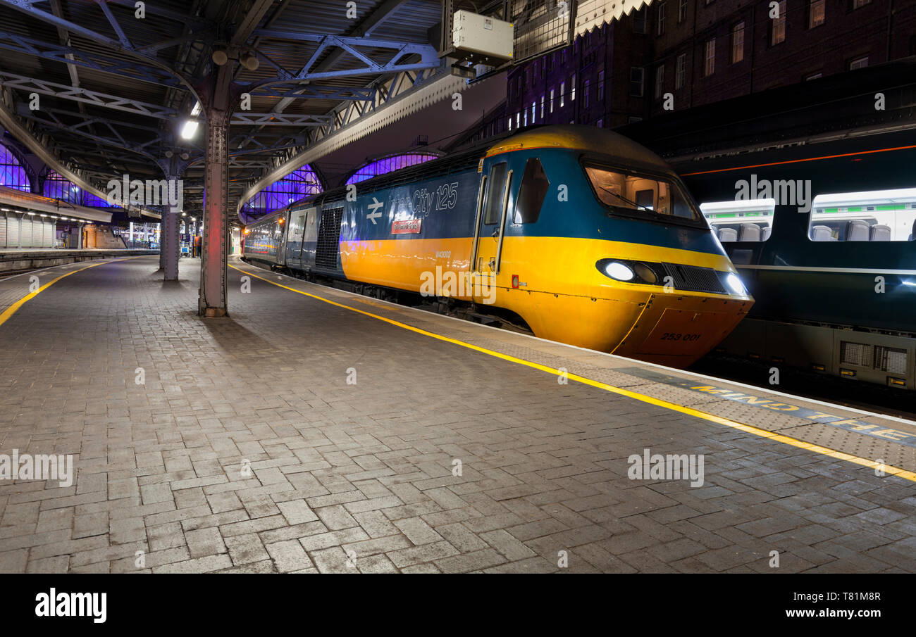 Carrying the original inter-city 125 livery applied to mark the run down of the fleet,  43002 Sir Kenneth Grange waits at London Paddington station Stock Photo