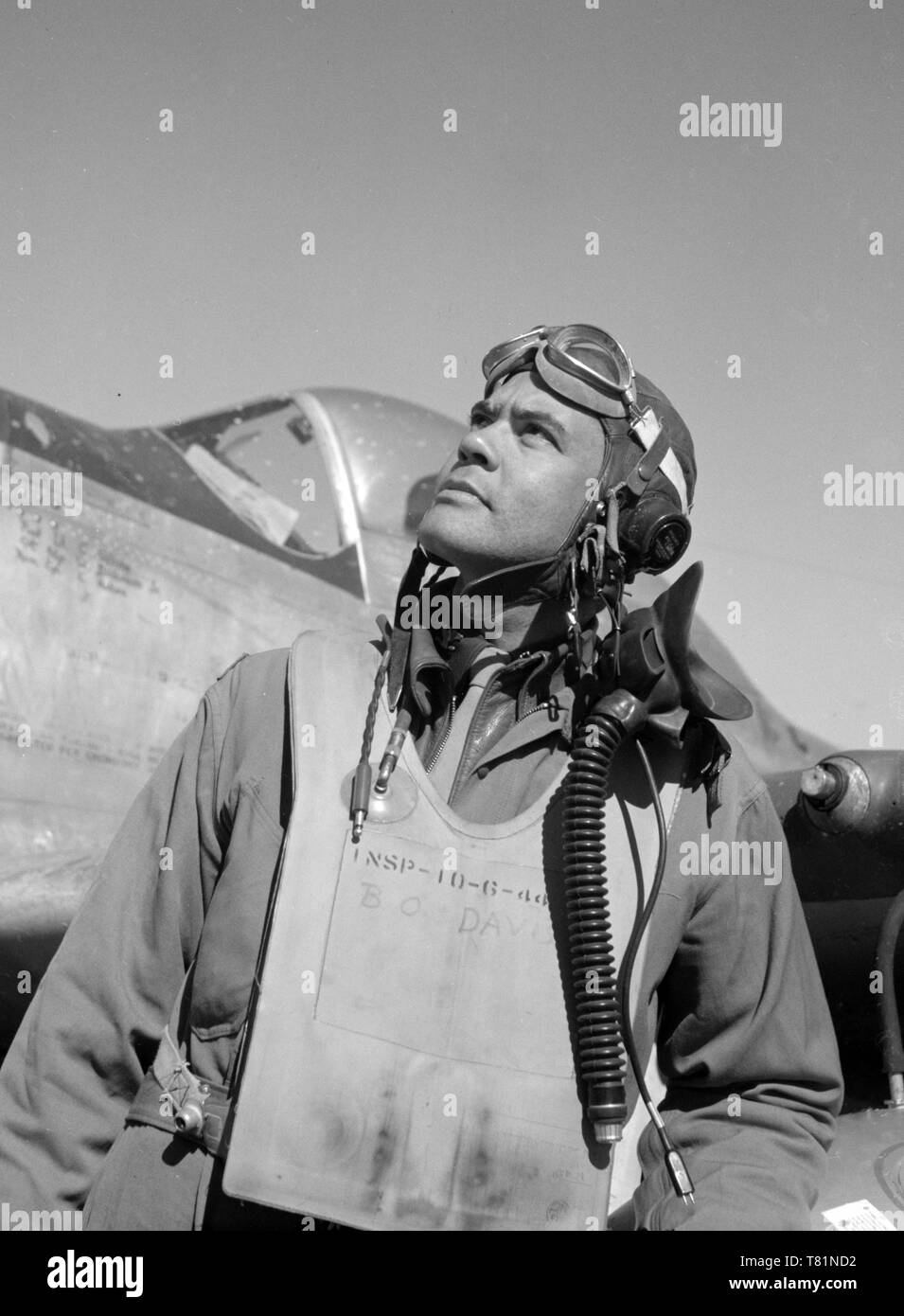 TUSKEGEE AIRMEN PILOT RETURNS TO THE U.S FROM ITALY IN WWII 8X10 PHOTO DA-769 