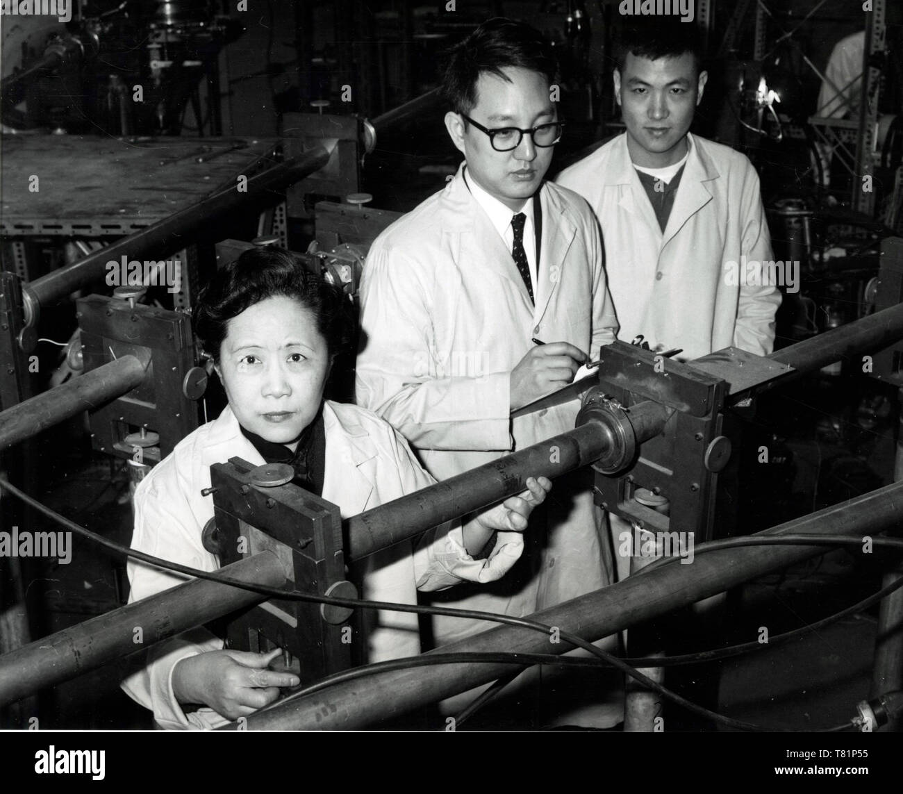 Chien-Shiung Wu with Columbia University Assistants, 1963 Stock Photo