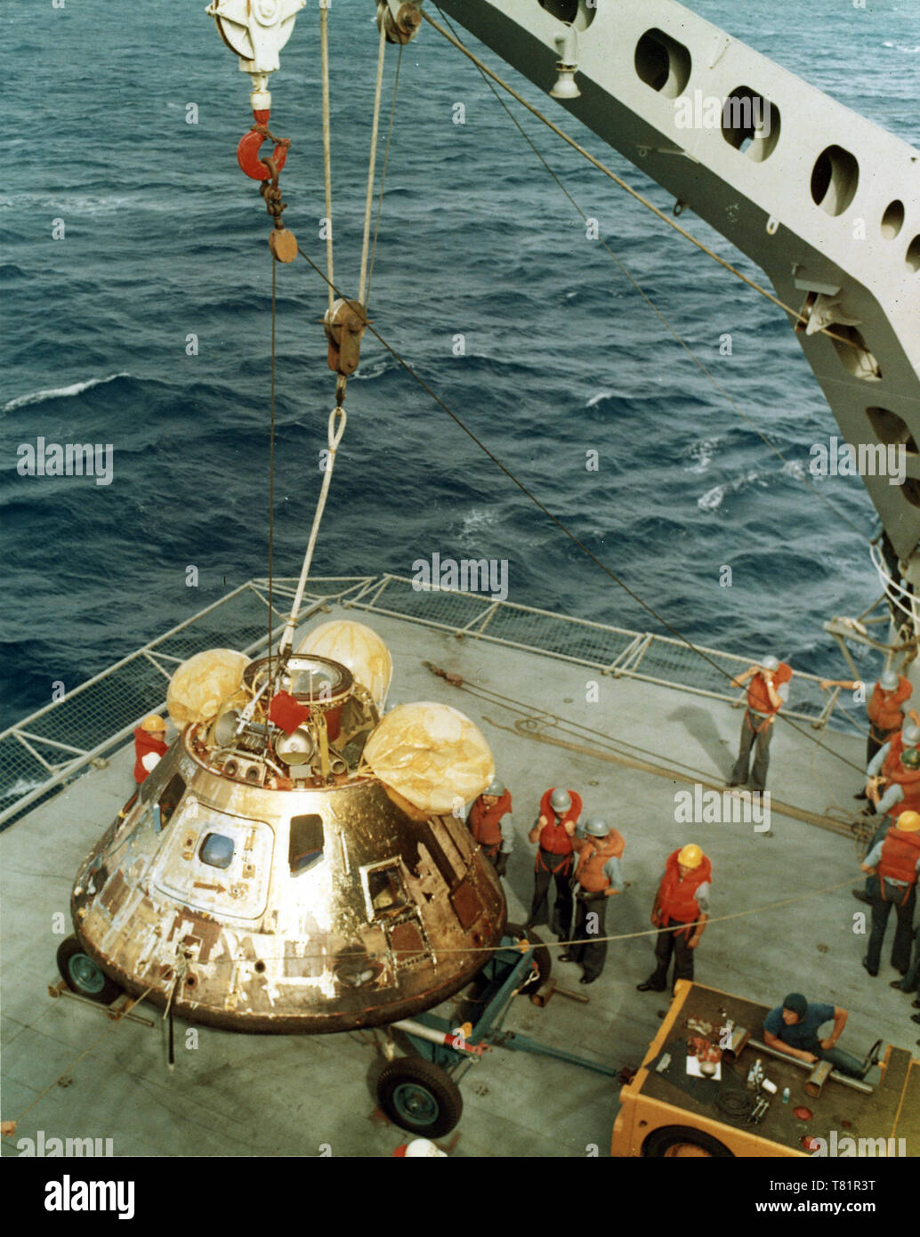 LG-101 APOLLO 11 COMMAND MODULE LOWERED TO DECK OF USS HORNET 11X14 NASA PHOTO 