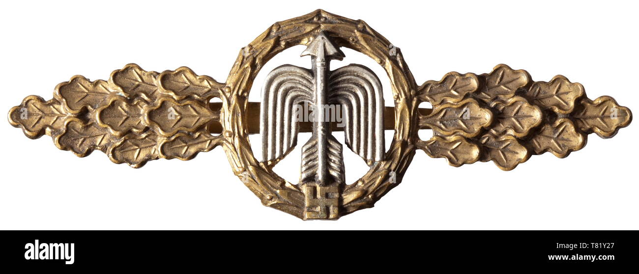 A Squadron Clasp for Fighter Pilots in Gold. Non-ferrous metal issue with a laurel wreath milled-out on the reverse and a riveted-on fighter pilot's arrow. historic, historical, Air Force, branch of service, branches of service, armed service, armed services, military, militaria, air forces, object, objects, stills, clipping, clippings, cut out, cut-out, cut-outs, 20th century, Editorial-Use-Only Stock Photo
