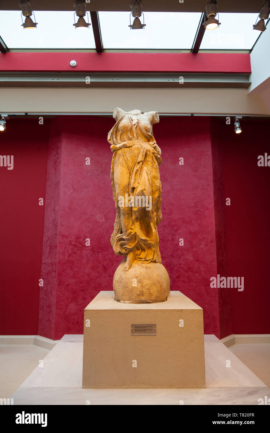 Estatua de Victoria Nike. Biblioteca de Adriano. Ágora Romana. Acrópolis.  Atenas, Grecia Stock Photo - Alamy