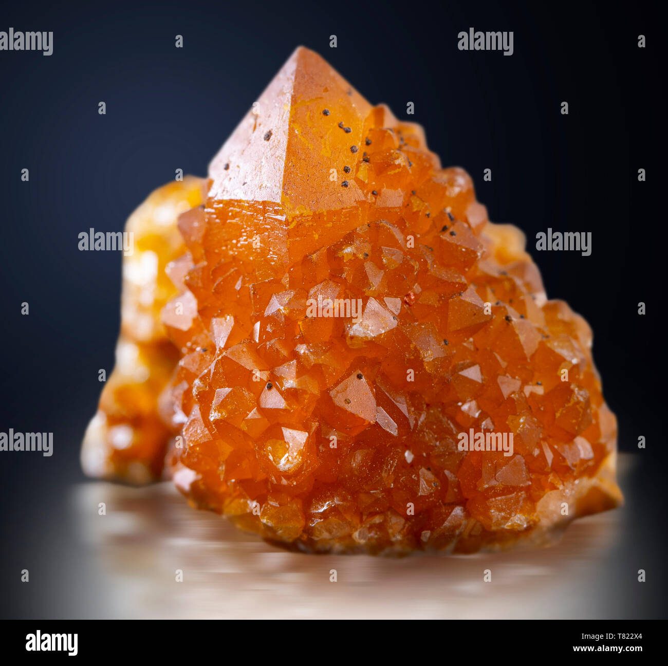 Quartz with small cluster hi-res stock photography and images - Alamy