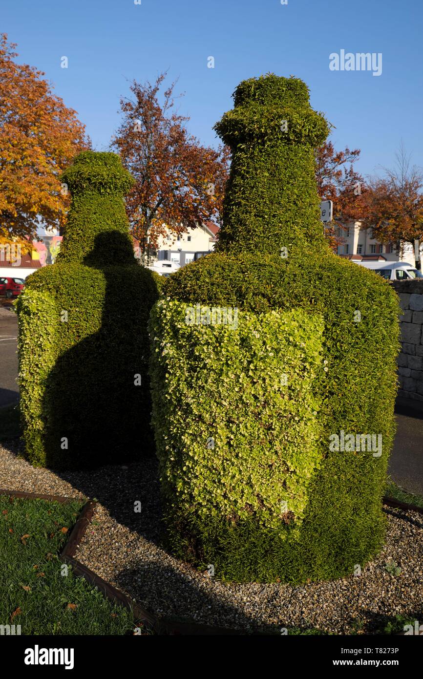 France, Jura (39), Poligny, square, cut shrubs in the form of bottle of Vin Jaune or Clavelin Stock Photo