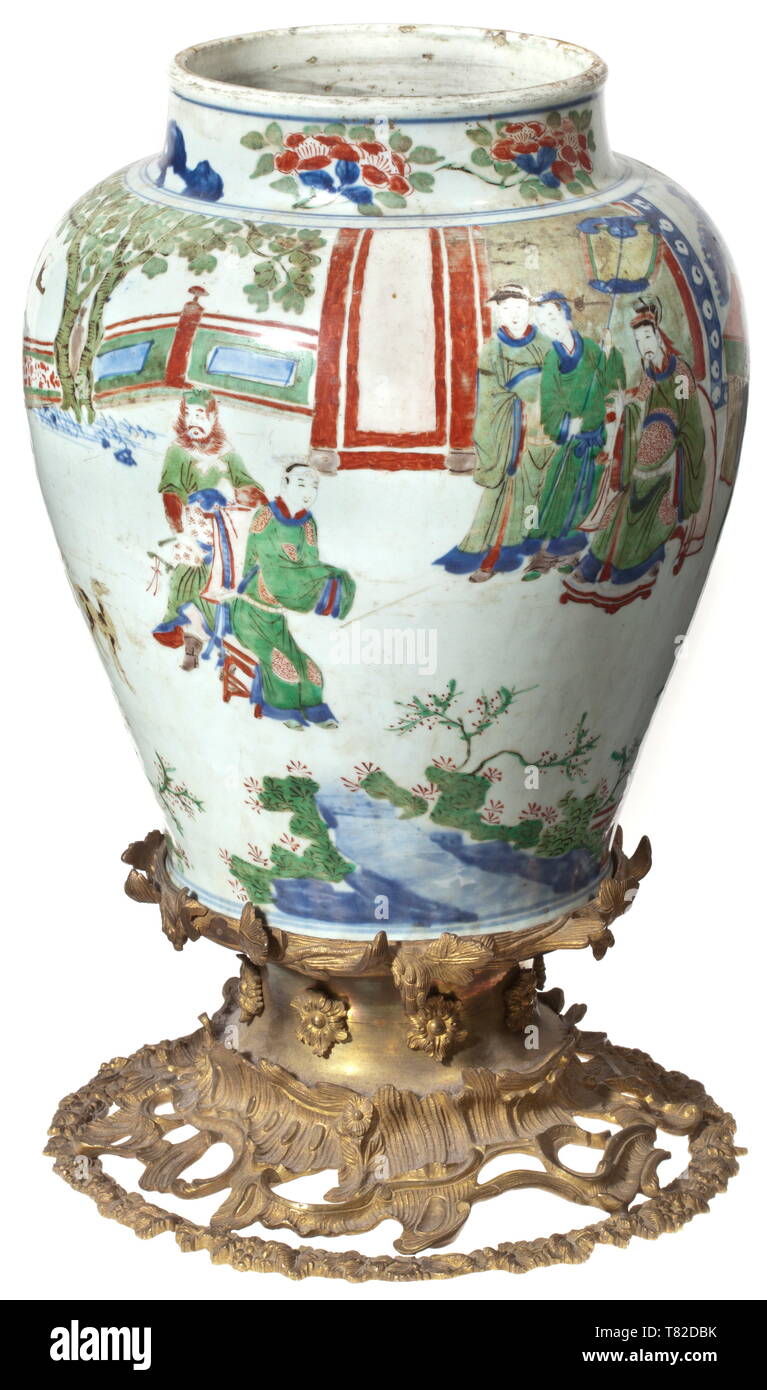 A Chinese shouldered vase, late Ming/early Qing Dynasty, circa 1700. Heavy Wucai export article. Polychrome onglaze painting depicting courtly scenes with numerous figures. Later bronze mounting from the 19th century with lavish decorations of rocailles and mythical creatures as well as remnants of the gilding, the connecting screws are missing. Height of the shoulder vase 40 cm, total height 64 cm. historic, historical, China, Chinese, 18th century, Additional-Rights-Clearance-Info-Not-Available Stock Photo