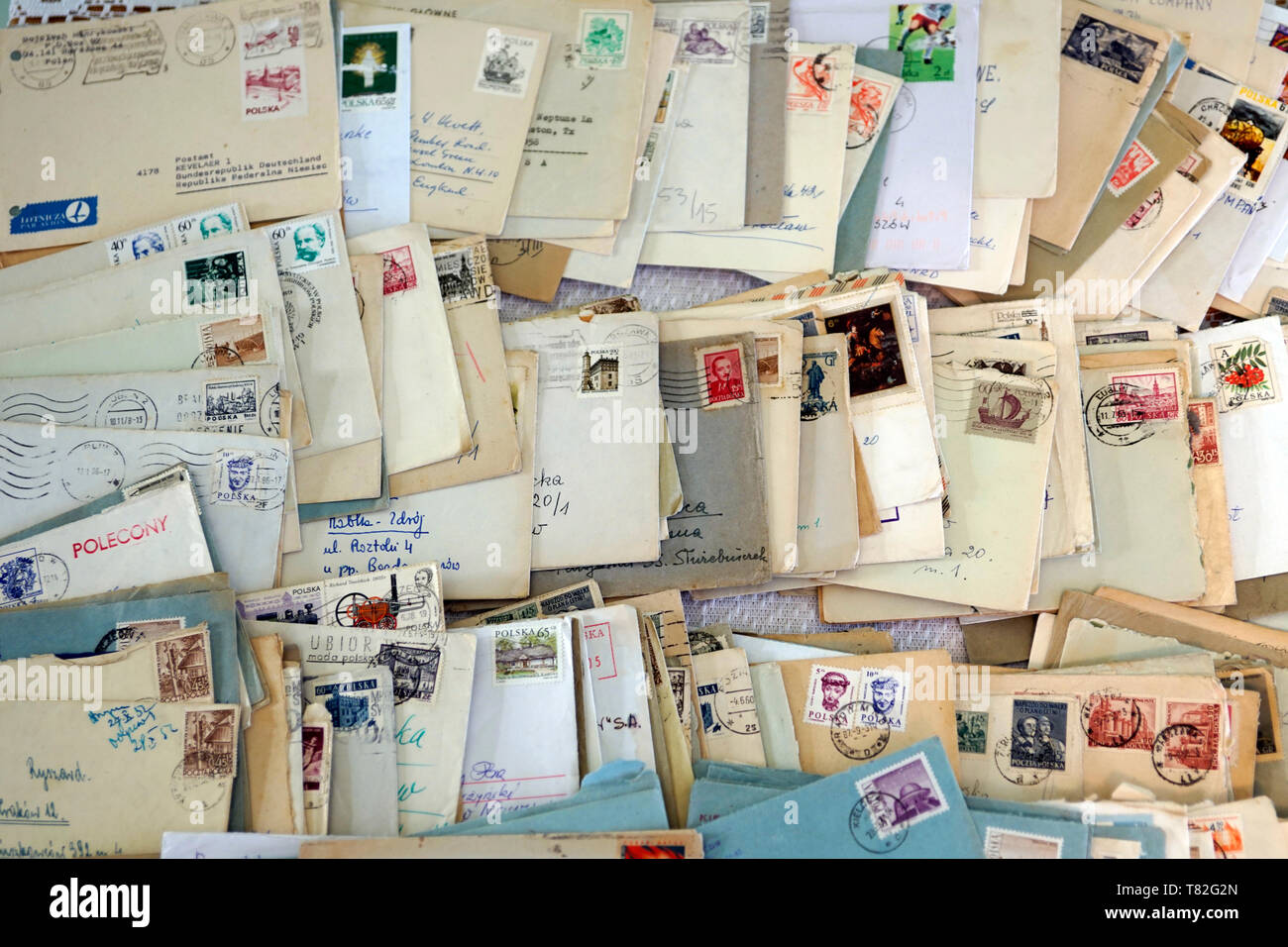Dozens of old letters in close-up. Old letters lying in a mess. Alte Briefe in Unordnung liegen. Dutzende alter Briefe in Nahaufnahme. Stare listy. Stock Photo