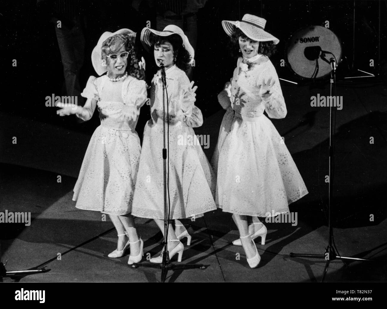 le sorelle bandiera, allacciate le cinture, 1980 Stock Photo - Alamy