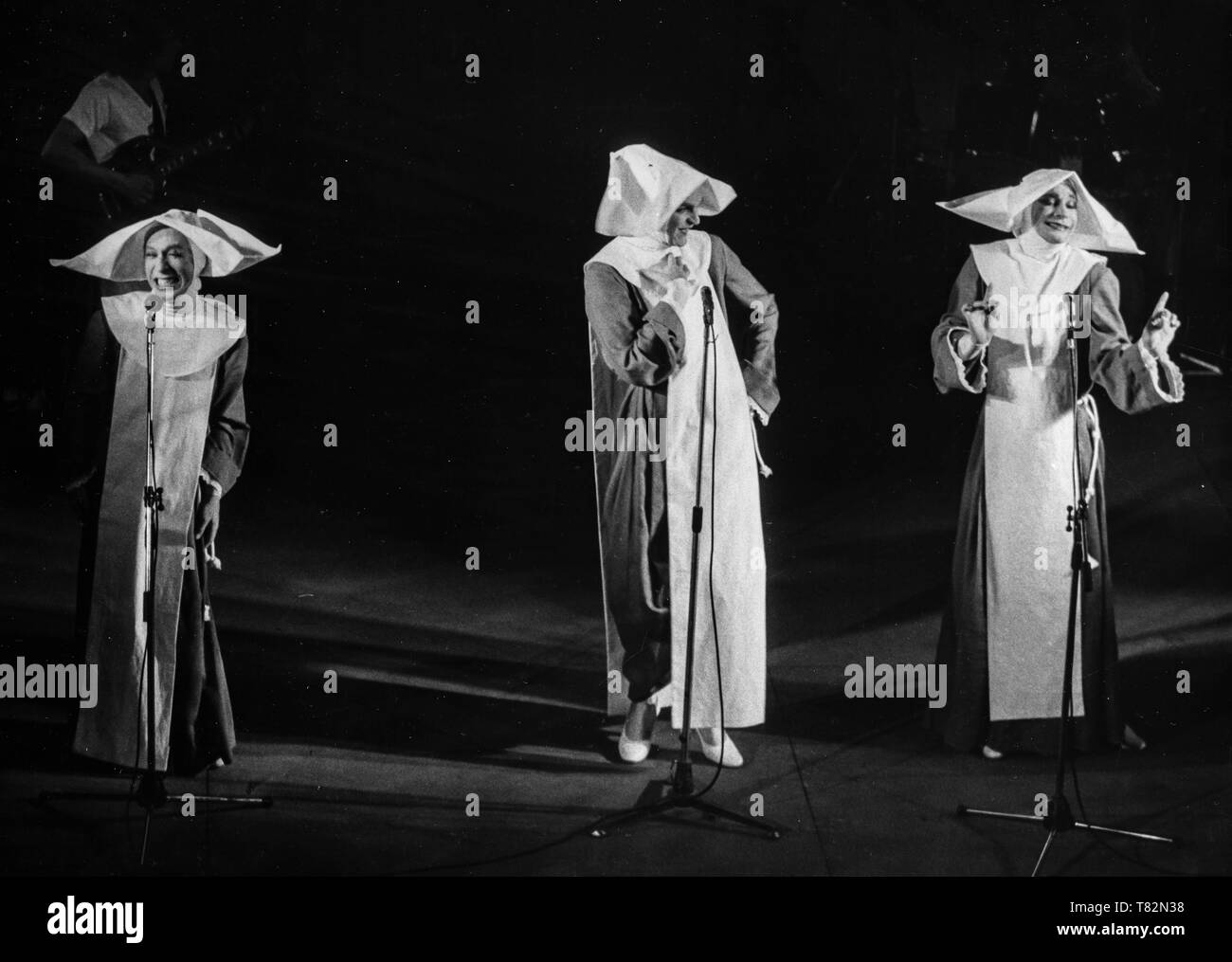 le sorelle bandiera, allacciate le cinture, 1980 Stock Photo - Alamy