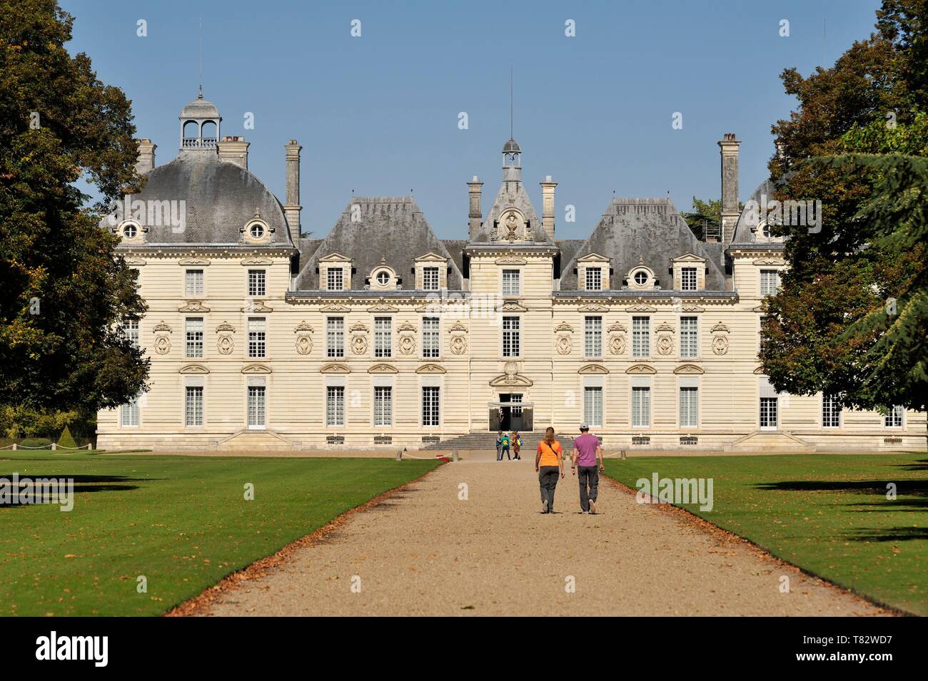 France, Loir et Cher, Cheverny, castle that served as a model for the castle of Moulinsart occupied by Captain Haddock wich is Tintin's sidekick in all the comic books recounting the adventures of Tintin, pedestrian walkway leading to the south facade Stock Photo