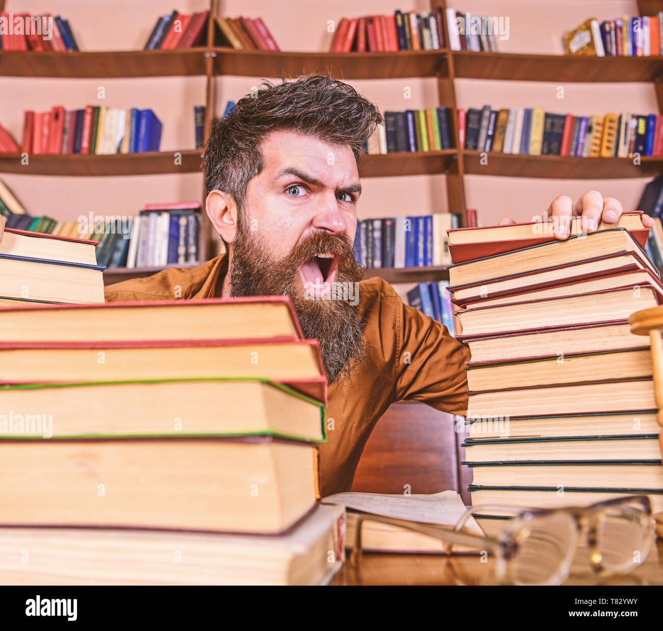 Vintage man between books hi-res stock photography and images - Alamy