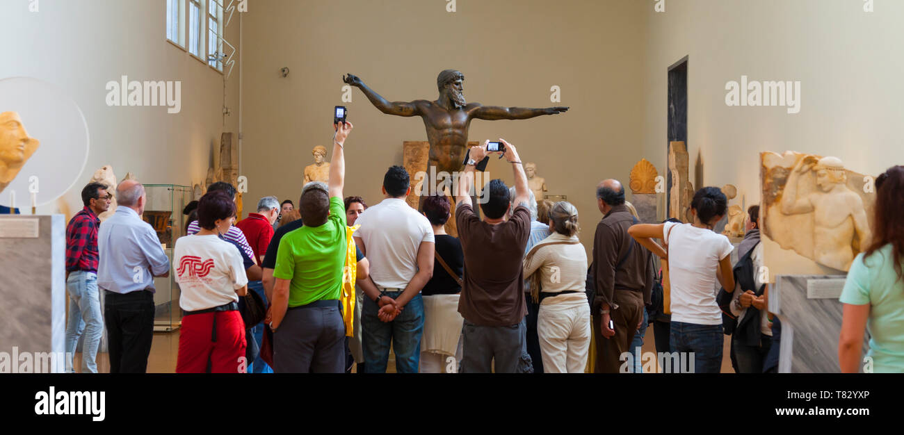 Estatua de bronce de zeus o poseidon hi-res stock photography and ...