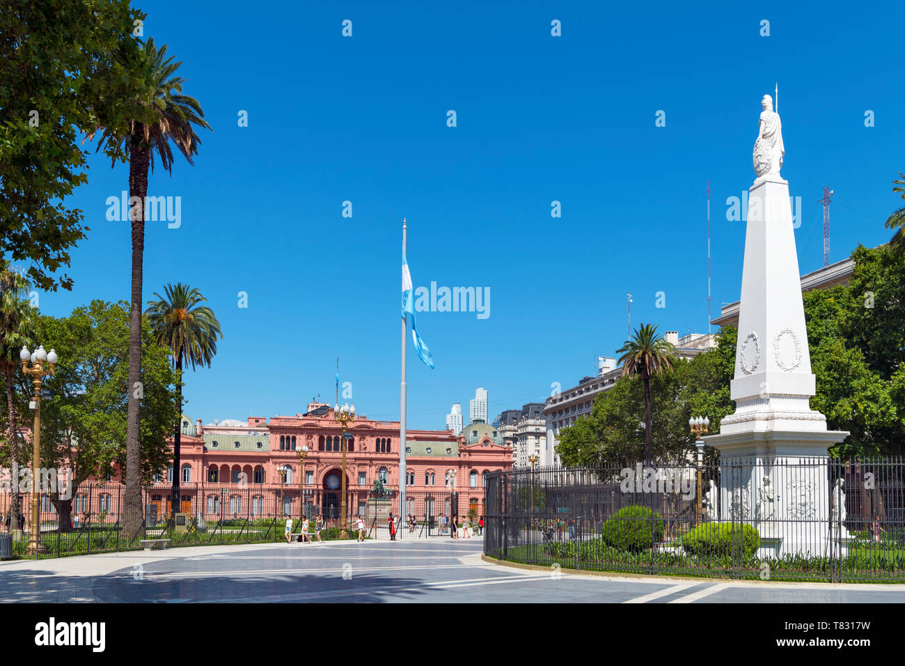 The Casa Rosada (Pink House), office of the Argentinian President, with the Pirámide de Mayo to the right, Plaza de Mayo, Buenos Aires, Argentina Stock Photo