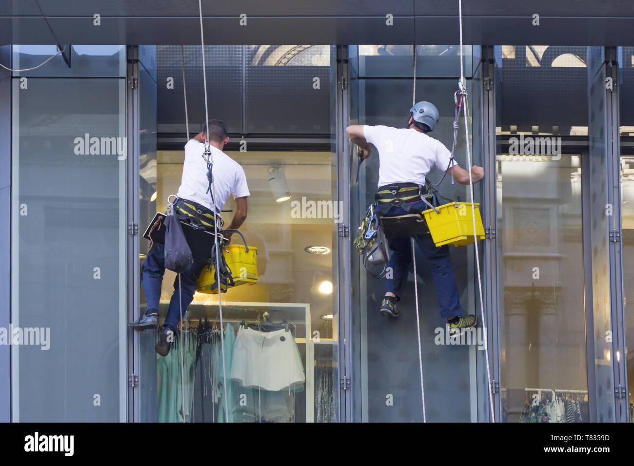 Window washers cleaning the windows of shopping center Stock Photo Alamy