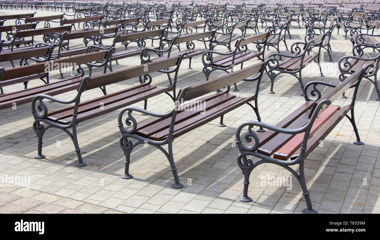 Rows empty benches hi-res stock photography and images - Alamy