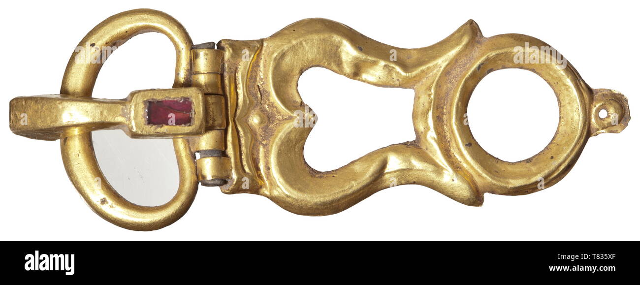 A late Roman/Germanic gold buckle set with almandines 4th/5th century AD. Hollow, ornamental belt plate with hinged, massive buckle and prong set with almandines. Length 7 cm, weight 14.5 g. Provenance: South German private collection, 1970s and later. historic, historical, ancient world, Additional-Rights-Clearance-Info-Not-Available Stock Photo