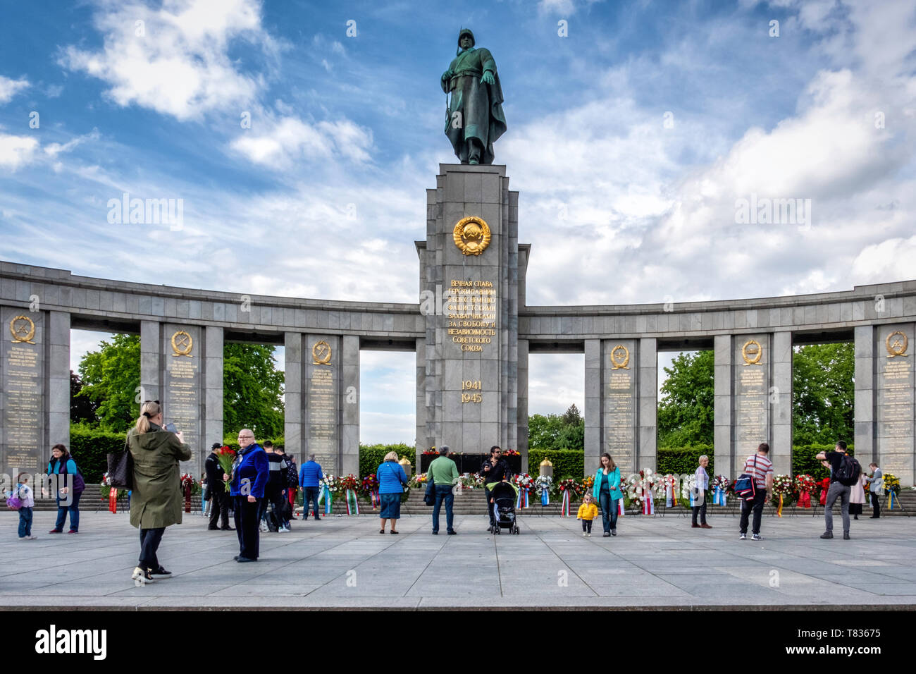 Germany, Berlin, Tiergarten, 8th May 2019, Soviet soldiers are remembered in a wreath-laying ceremony on the anniversary of VE Day on the 8 May. Official bodies lay floral wreaths and people deposit floral tributes and candles around the monument. The Soviet Memorial in Tiergarten commemorates the 80,000 Soviet soldiers who fell during the Battle of Berlin in the last weeks of the Second World War in Germany. The war memorial on Straße des 17. Juni was designed by architect Mikhail Gorvits with the sculpture of the Soviet soldier by sculptors Vladimir Tsigal and Lev Kerbel. Stock Photo