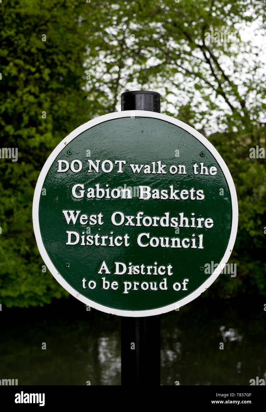 Do not walk on the Gabion Baskets sign, Burford, Oxfordshire, England, UK Stock Photo