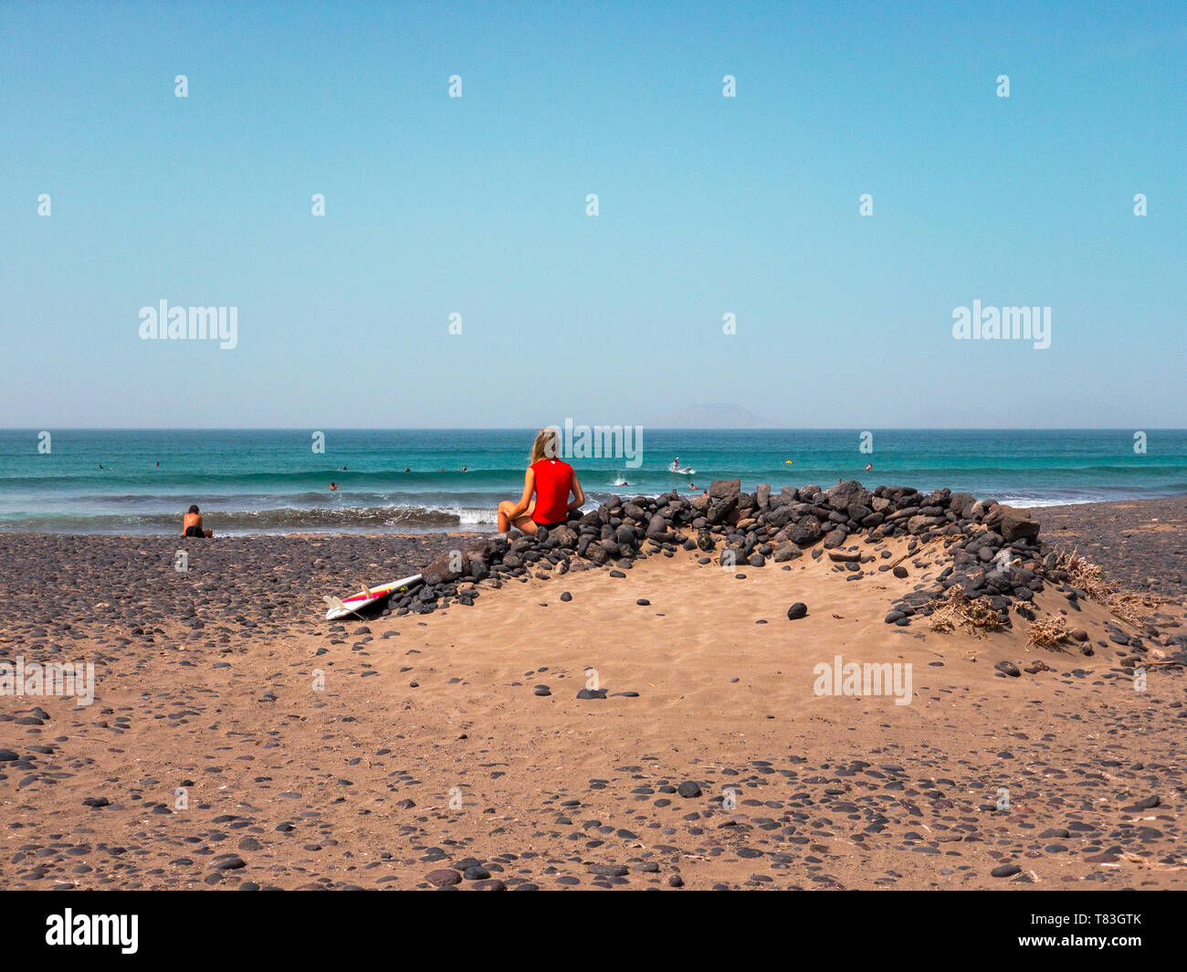 Girl desert island hi-res stock photography and images - Alamy