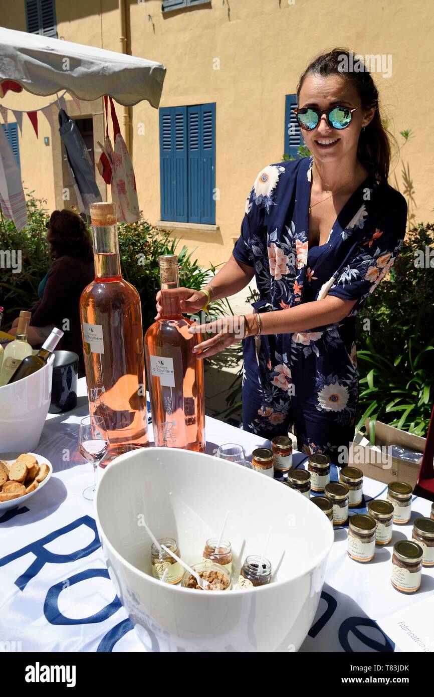 France, Var, Gulf of Saint Tropez, Gassin, labelled Les Plus Beaux Villages de France (The Most Beautiful Villages of France), market day, producer of cote de provence presenting a Methuselah (Mathusalem) on the left and a Jeroboam on the right Stock Photo