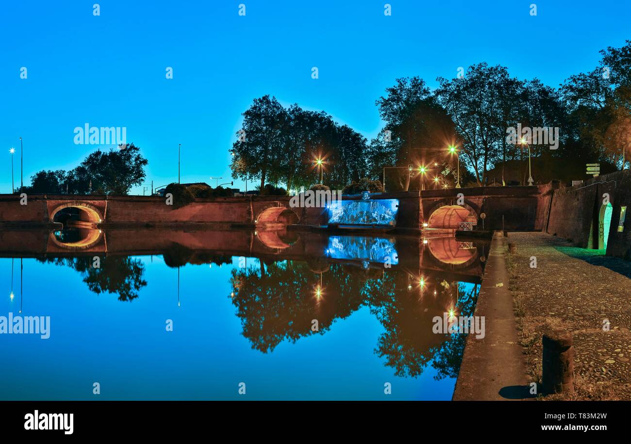 France, Haute-Garonne, Toulouse, listed at Great Tourist Sites in Midi-Pyrenees, Ponts-Jumeaux, night view of canal and twin bridges basin Stock Photo