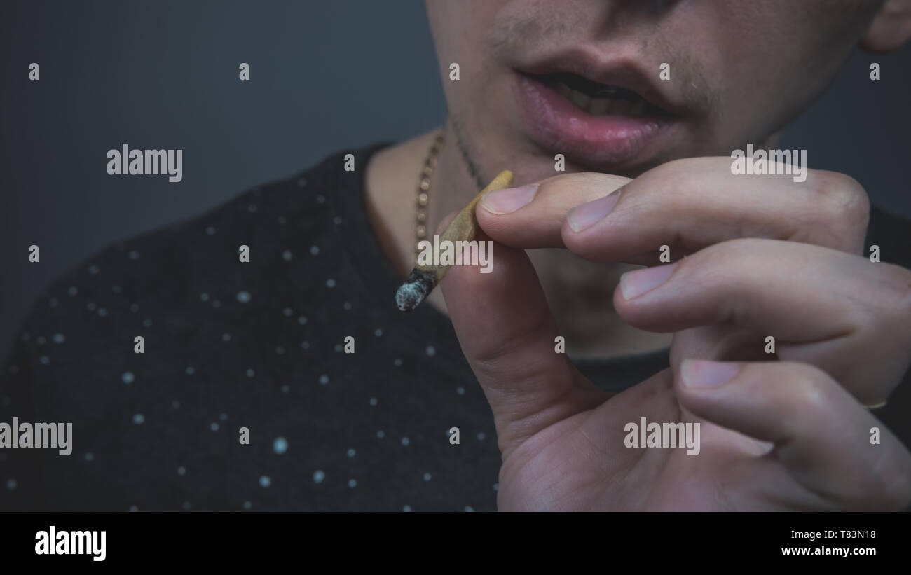 Young people smoking weed hi-res stock photography and images - Alamy