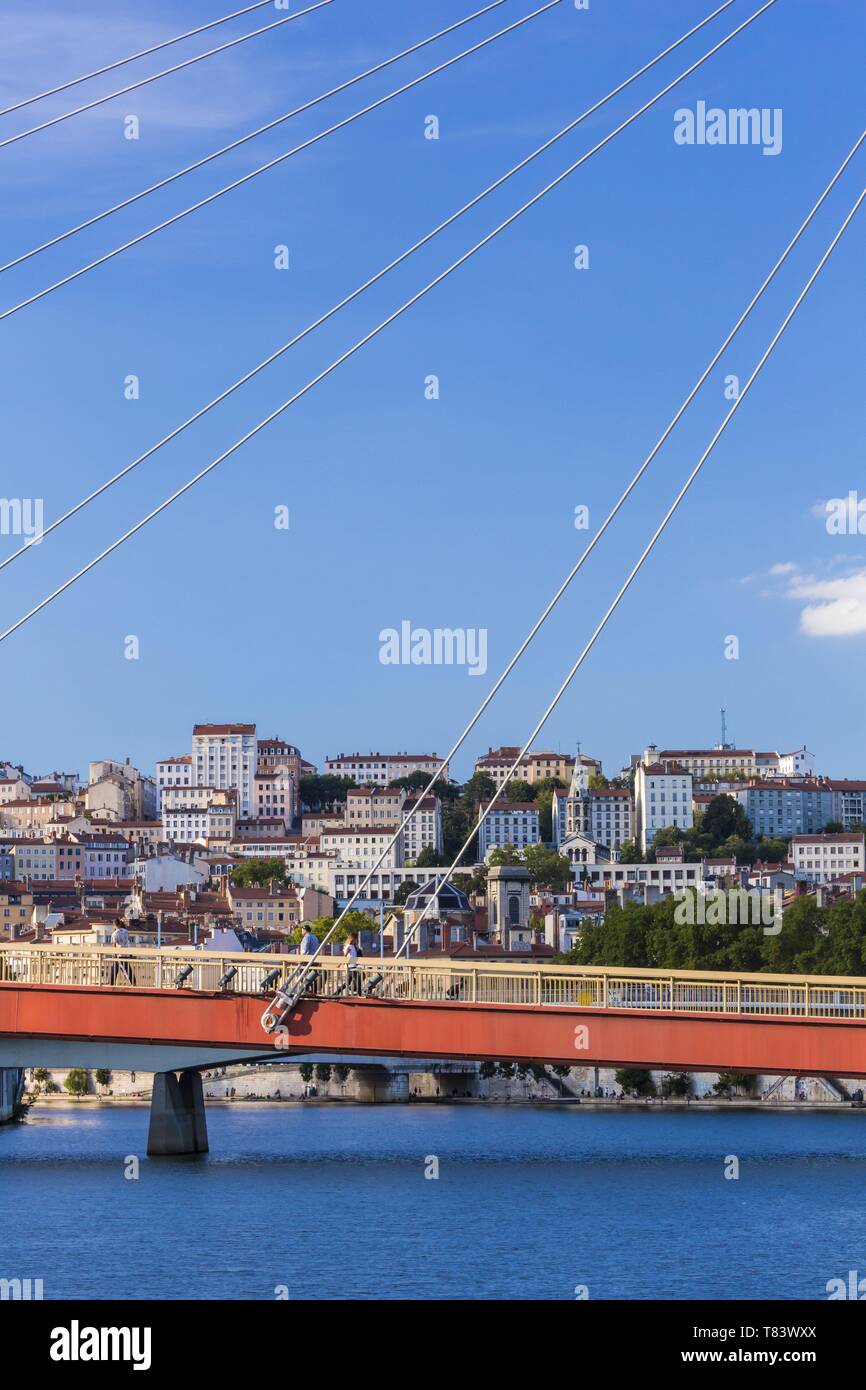 France, Rhone, Lyon, historical site listed as World Heritage by UNESCO, Vieux Lyon (Old Town), footbridge of the Palais de Justice on the Saone river connecting the Cordeliers district to the Vieux Lyon district with a view of the Croix-Rousse district and Bon-Pasteur church Stock Photo